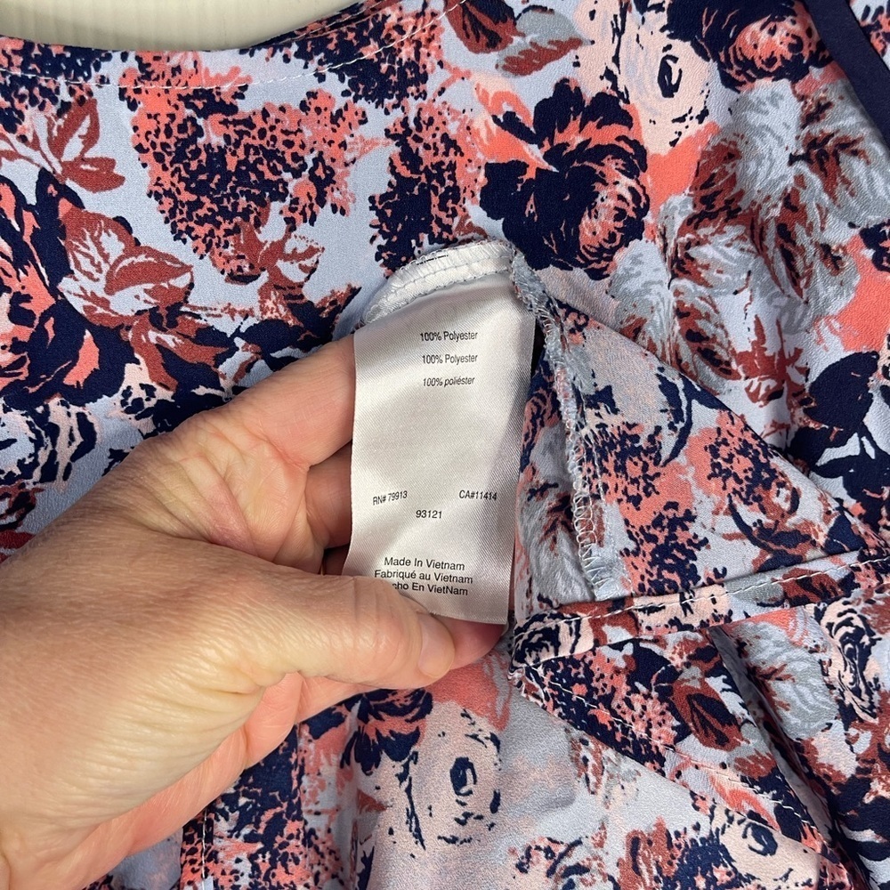 Mortherhood short sleeve floral blouse with zipper in the back. - Picture 8 of 8
